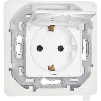 Розетка 2К+З IP 44 с откидной крышкой и шторками немецкий стандарт 16 А 250 В~ INSPIRIA белый Legrand 673740