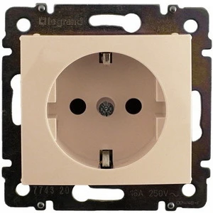 VALENA Розетка с заземлением 2К+З со шторками слоновая кость