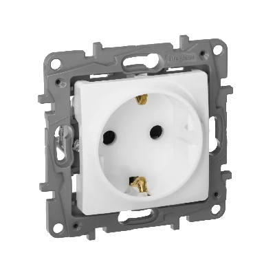 ETIKA Розетка с заземлением со шторками белая Legrand 672222